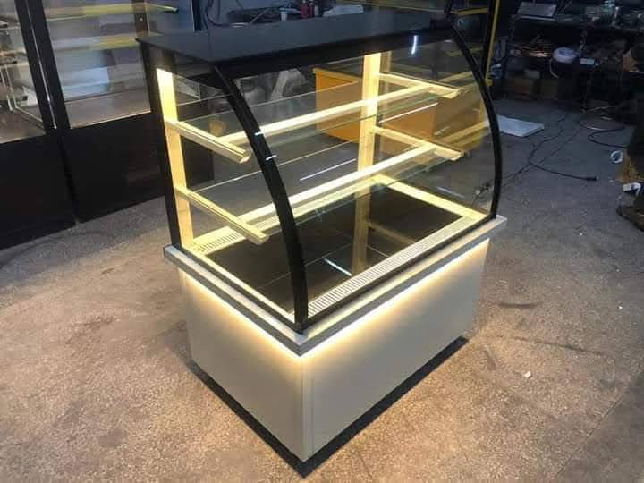 Pasta teşhir dolabı